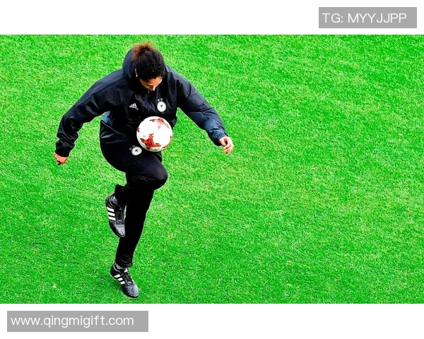 掌握足球颠球技巧提升球技的秘诀与训练方法分享